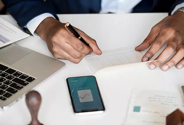 Nos solutions de formations Une personne signe un document